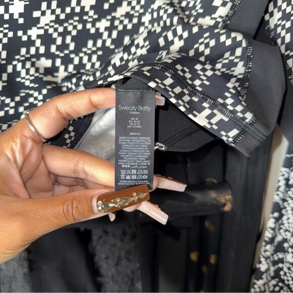 Sweaty Betty Power Zip Back Long Sleeve Crop Top Black Mini Geo Build Print - Picture 11 of 11